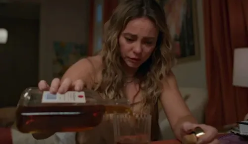   					'Vale Tudo': Heleninha se afunda na bebida após decisão de Ivan  				  				
