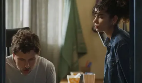 
					'Vale Tudo': Leonardo dá ajuda crucial em plano contra Odete
				
				