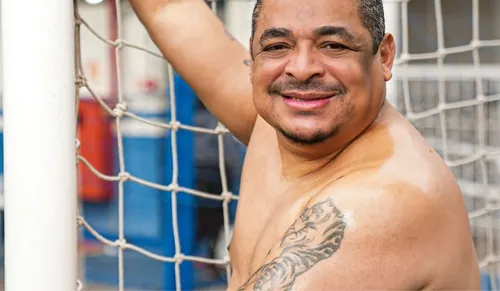 
					Vampeta surge nu e recria foto de ensaio para revista gay
				
				