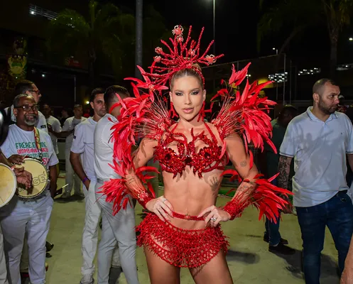 
					Virginia exibe presente de luxo enviado por presidente da Grande Rio
				
				