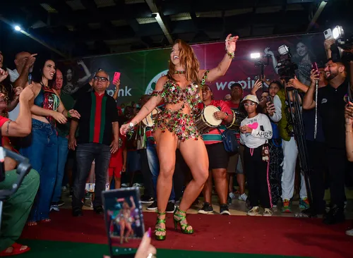 
					Virginia tem gasto astronômico para ter 'melhor bumbum do Carnaval'
				
				