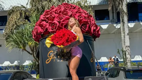 
					Virginia recebe buquê de 500 rosas com valor astronômico em Dubai
				
				