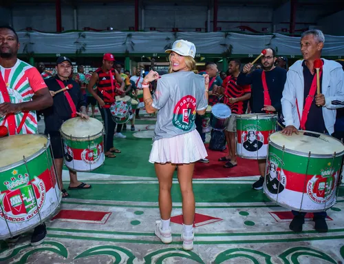 
				
					Virginia surge em ensaio da bateria da Grande Rio após 'sumiço'
				
				