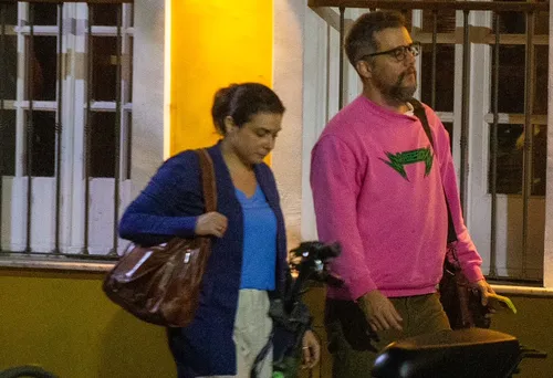 
					Wagner Moura faz aparição rara com amigos em pizzaria no Rio; FOTOS
				
				