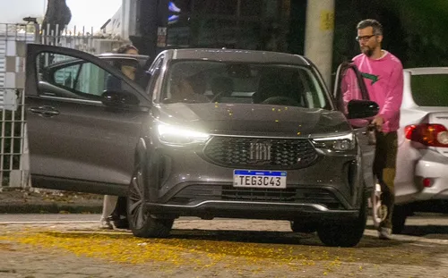 
					Wagner Moura faz aparição rara com amigos em pizzaria no Rio; FOTOS
				
				