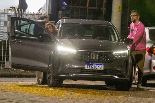 
					Wagner Moura faz aparição rara com amigos em pizzaria no Rio; FOTOS
				
				