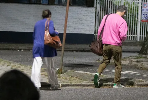
					Wagner Moura faz aparição rara com amigos em pizzaria no Rio; FOTOS
				
				