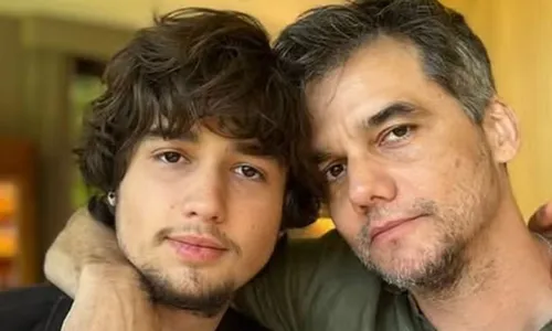 
					Wagner Moura faz rara aparição com filho e semelhança impressiona web
				
				