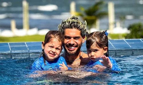 
				
					Zé Felipe curte momento com os filhos e manda recado na web
				
				