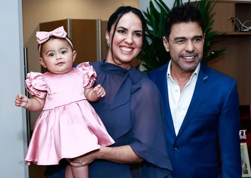 
					Zezé Di Camargo e Graciele Lacerda posam com a filha em show; FOTOS
				
				