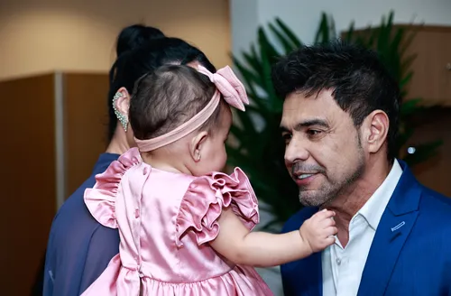 
					Zezé Di Camargo e Graciele Lacerda posam com a filha em show; FOTOS
				
				