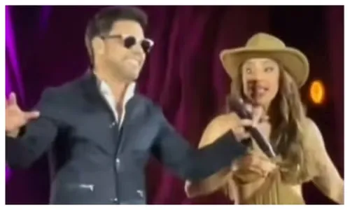 
				
					Zezé di Camargo choca público com playback em gravação de DVD; VÍDEO
				
				