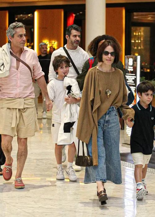  					Alexandre Nero faz rara aparição com a família em folga de 'Vale Tudo'  				  				