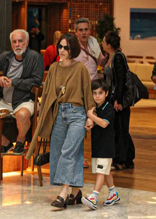   					Alexandre Nero faz rara aparição com a família em folga de 'Vale Tudo'  				  				