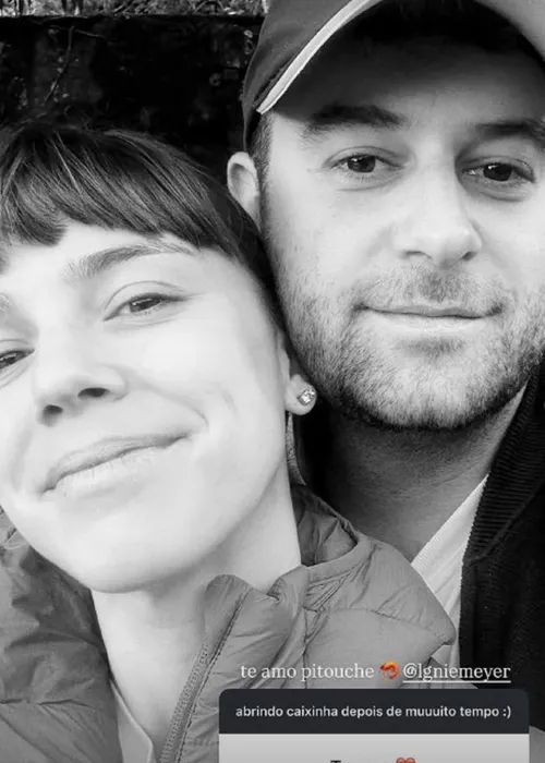 
					Alice Wegmann surge em foto rara com o namorado e se declara
				
				