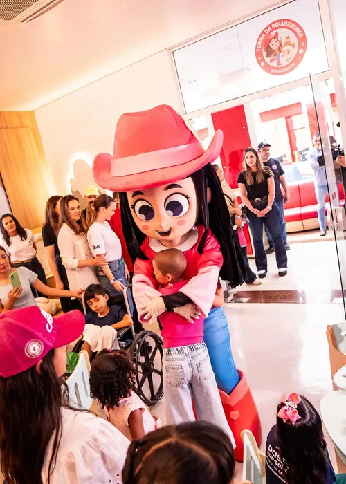 
					Ana Castela faz visita surpresa a crianças com câncer em Hospital
				
				