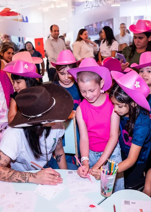 
					Ana Castela faz visita surpresa a crianças com câncer em Hospital
				
				
