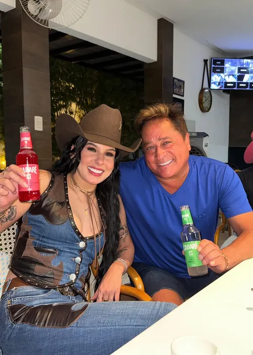 
					Ana Castela posa ao lado de Leonardo e enlouquece web: 'Nora'
				
				