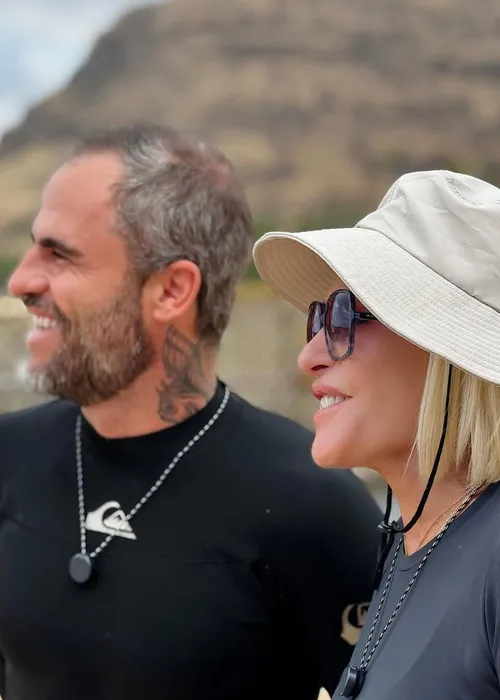 
				
					Ana Maria Braga posa com filho e web confunde com marido: 'Casal show'
				
				