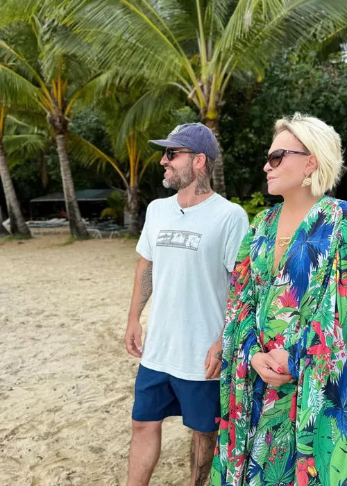 
				
					Ana Maria Braga posa com filho e web confunde com marido: 'Casal show'
				
				