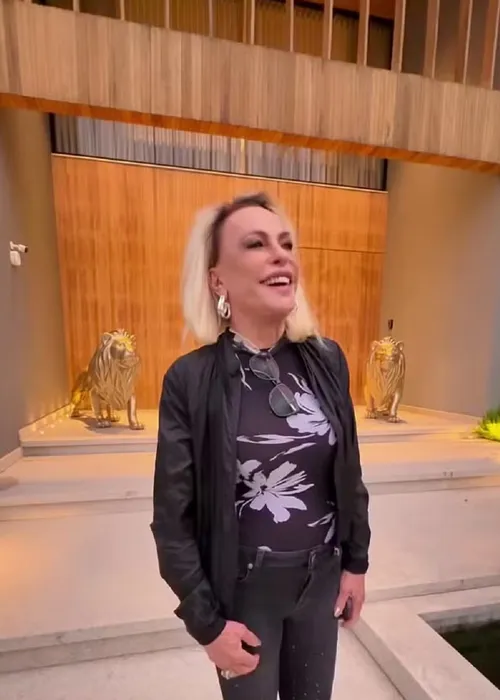 
				
					Ana Maria Braga vira vizinha de Vini Jr e ostenta presente do craque
				
				