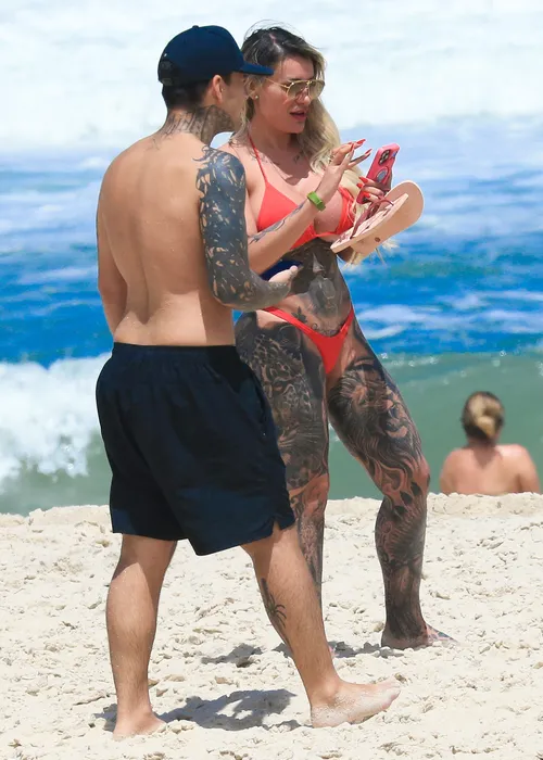 
					Andressa Urach ostenta biquíni fio-dental e exibe perna toda tatuada
				
				