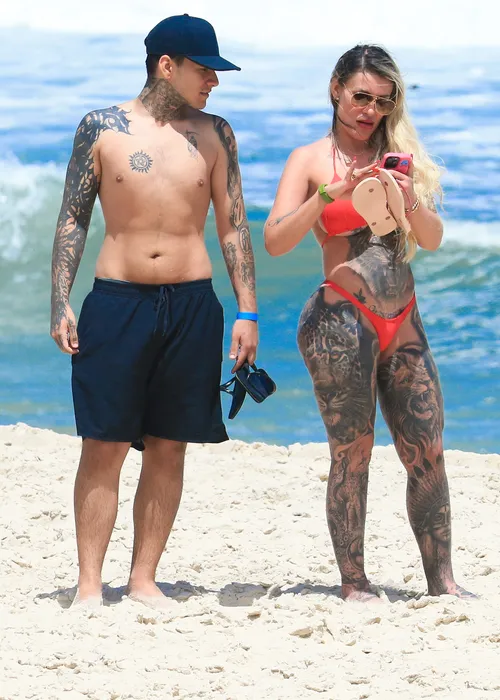 
					Andressa Urach ostenta biquíni fio-dental e exibe perna toda tatuada
				
				