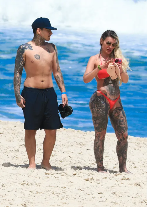 
					Andressa Urach ostenta biquíni fio-dental e exibe perna toda tatuada
				
				