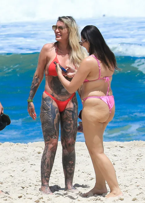 
					Andressa Urach ostenta biquíni fio-dental e exibe perna toda tatuada
				
				