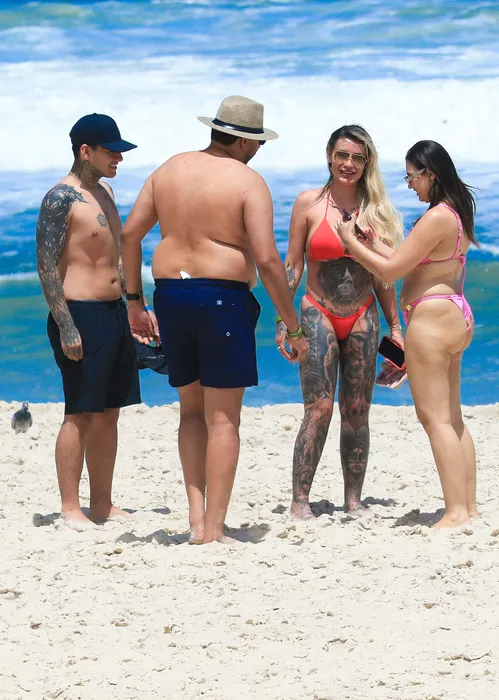 
					Andressa Urach ostenta biquíni fio-dental e exibe perna toda tatuada
				
				