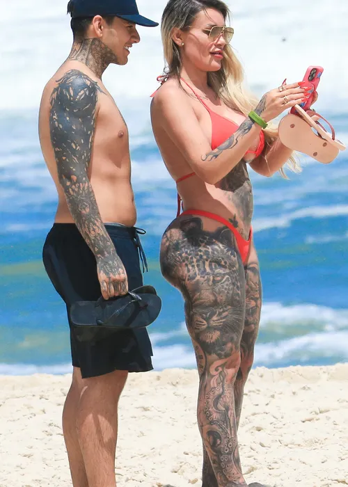 
					Andressa Urach ostenta biquíni fio-dental e exibe perna toda tatuada
				
				