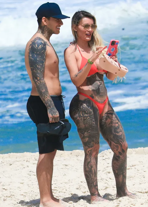 
					Andressa Urach ostenta biquíni fio-dental e exibe perna toda tatuada
				
				