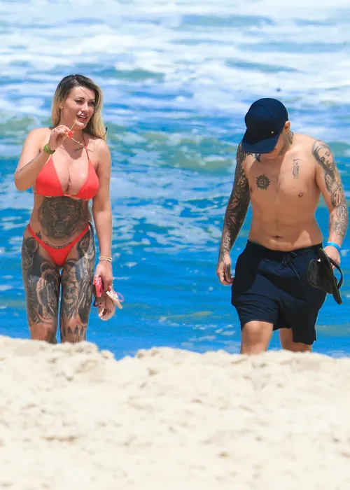 
					Andressa Urach ostenta biquíni fio-dental e exibe perna toda tatuada
				
				