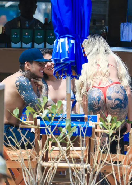 
					Andressa Urach ostenta biquíni fio-dental e exibe perna toda tatuada
				
				