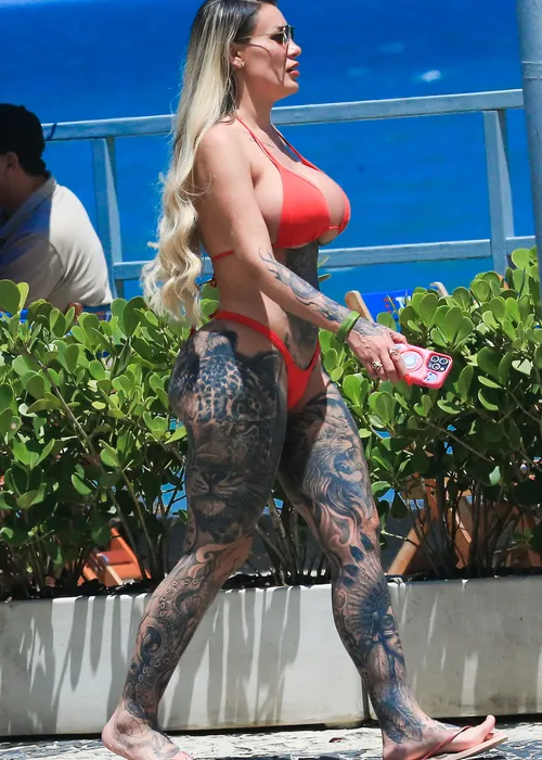 
					Andressa Urach ostenta biquíni fio-dental e exibe perna toda tatuada
				
				