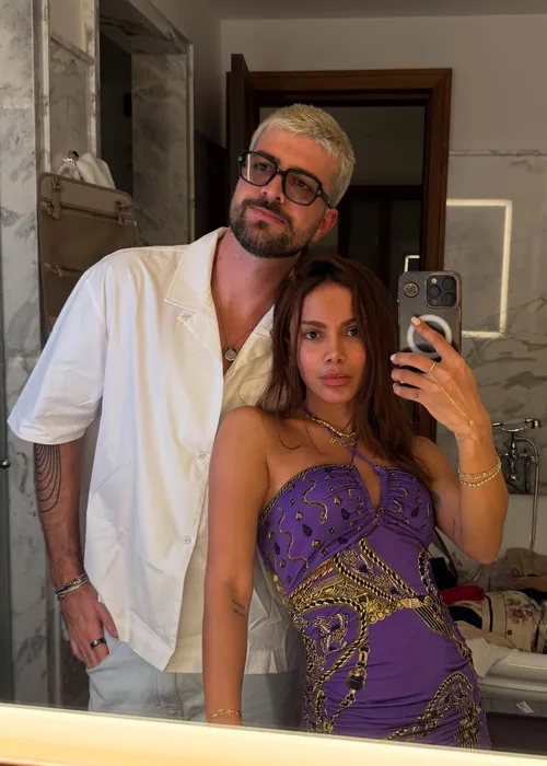 
				
					Anitta surge em clima íntimo com namorado em novas fotos; veja
				
				