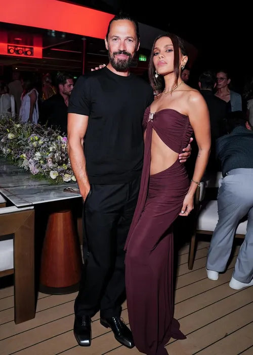 
				
					Anitta surge em clima íntimo com namorado em novas fotos; veja
				
				
