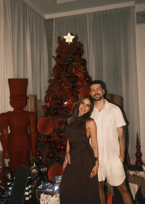 
					Anitta transforma o Natal em festão e reúne namorado e famosos; FOTOS
				
				