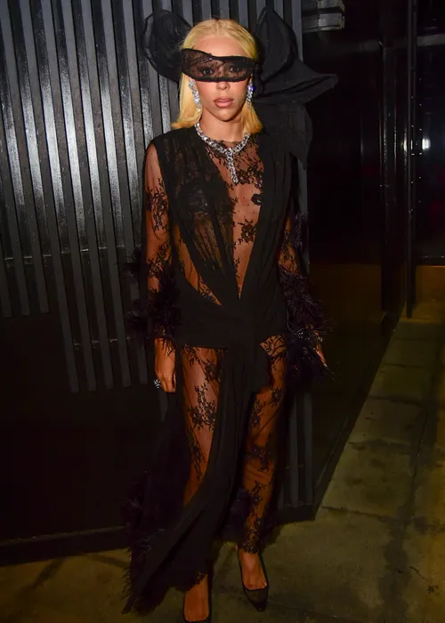 
					Baile de Halloween em SP: veja os looks dos famosos
				
				