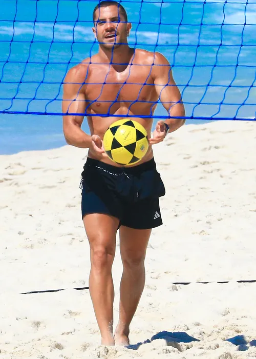 
					Beijo de Jade Picon em ator chama atenção por detalhe: 'Vai viajar?'
				
				