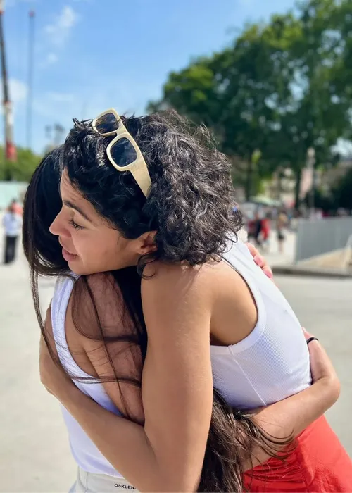 
					Bela Gil dá beijão em homem misterioso durante viagem a Paris; FOTOS
				
				