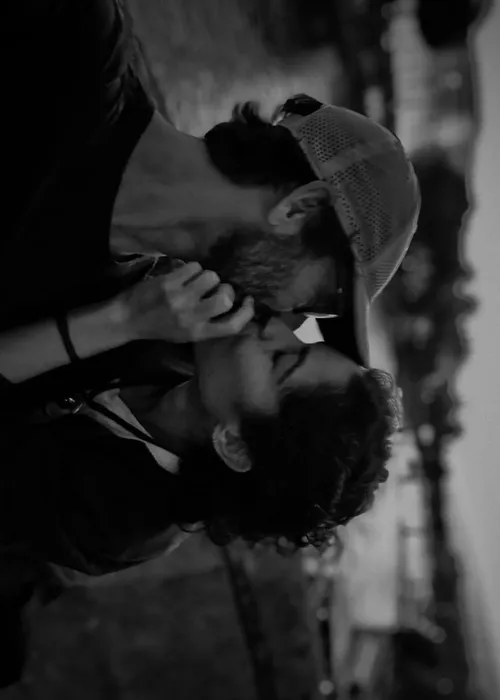 
					Bela Gil dá beijão em homem misterioso durante viagem a Paris; FOTOS
				
				