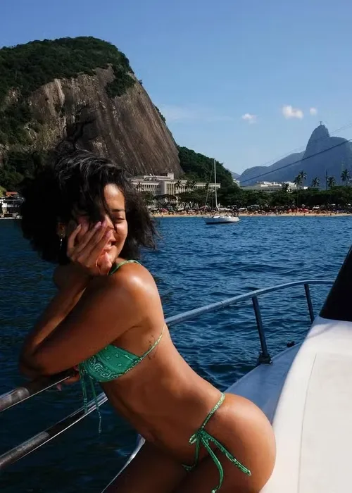 
				
					Bella Campos surge de biquíni, faz confissão e web resgata 'Vale Tudo'
				
				