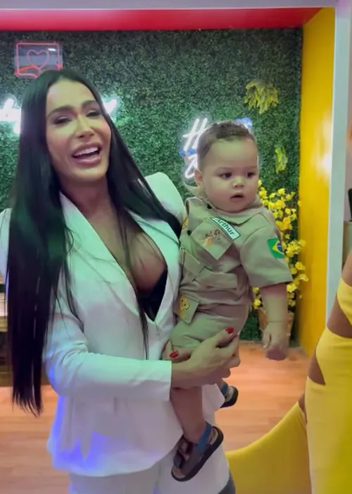 
					Belo falta aniversário do neto, e Gracyanne Barbosa quebra o silêncio
				
				