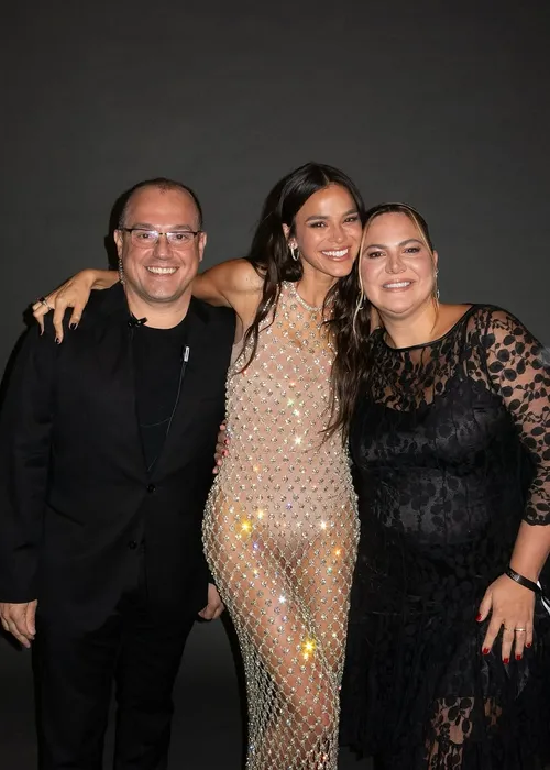 
					Bruna Marquezine abre álbum de fotos do aniversário milionário; veja
				
				
