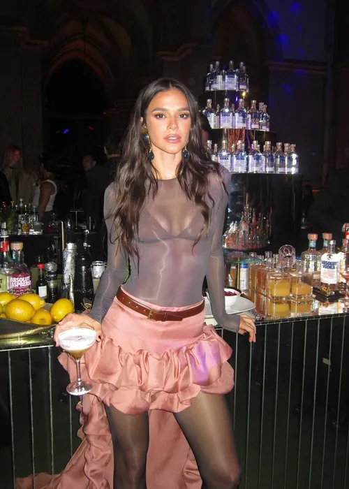 
					Bruna Marquezine abre álbum de fotos do aniversário milionário; veja
				
				