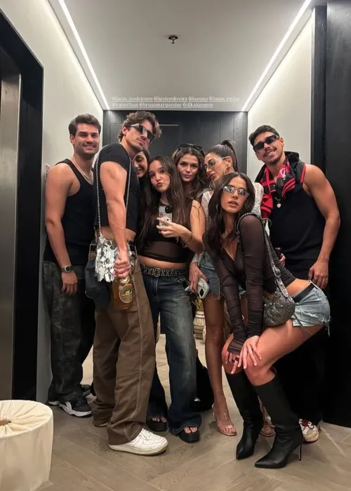 
					Bruna Marquezine chama atenção com roupa transparente em festa íntima
				
				