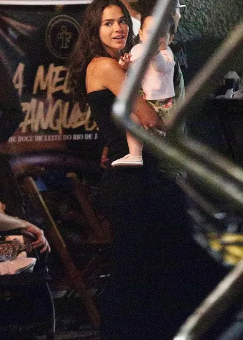 
				
					Bruna Marquezine viraliza ao disputar buquê de Giovanna Lancellotti
				
				