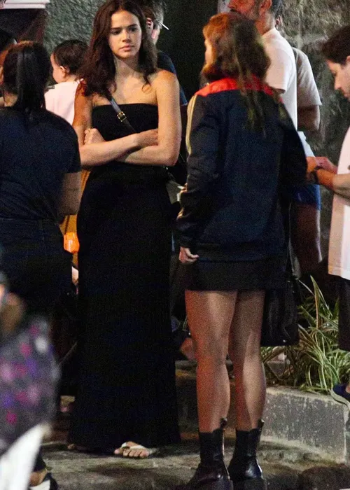 
				
					Bruna Marquezine viraliza ao disputar buquê de Giovanna Lancellotti
				
				