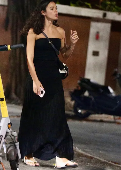 
				
					Bruna Marquezine viraliza ao disputar buquê de Giovanna Lancellotti
				
				
